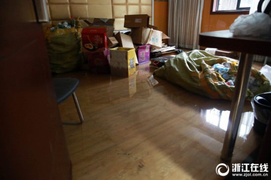 一场暴雨 杭州西溪路居民家中雨水倒灌
