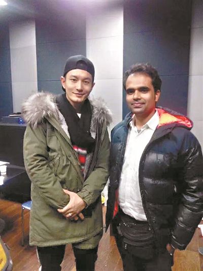 智辉在录音棚与黄晓明合影.