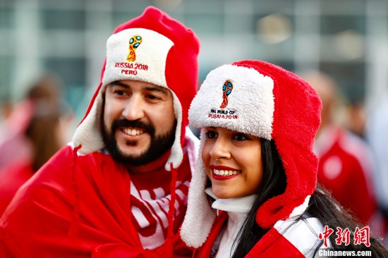 法国秘鲁即将对阵 球迷各式装扮等待开赛