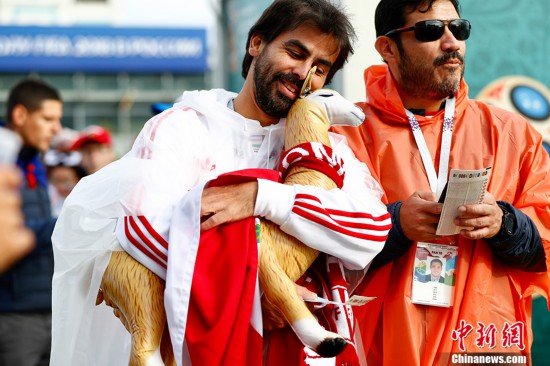 法国秘鲁即将对阵 球迷各式装扮等待开赛