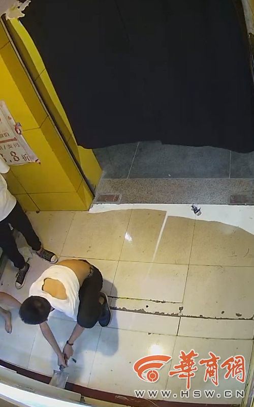 5名中学生深夜打砸环城西路一成人用品店 称因