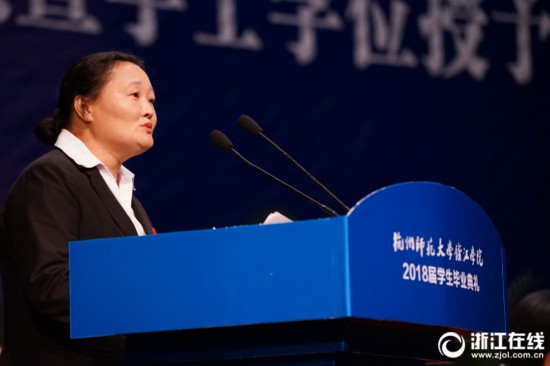 工作再晚也要好好吃饭 宿管阿姨毕业典礼上叮