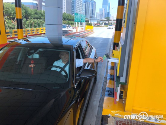 西安绕城高速设3台机器人手臂发卡 通行效率提