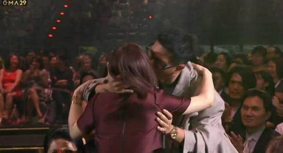 徐佳瑩得獎吻男友公開放閃 被男友回吻稱靈魂出竅