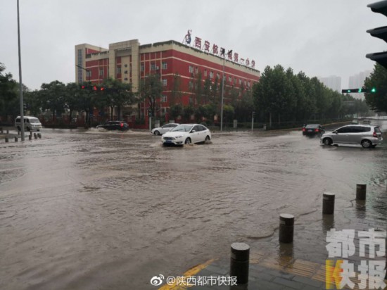 西安今晨突降大雨 长安区已开启看海模式