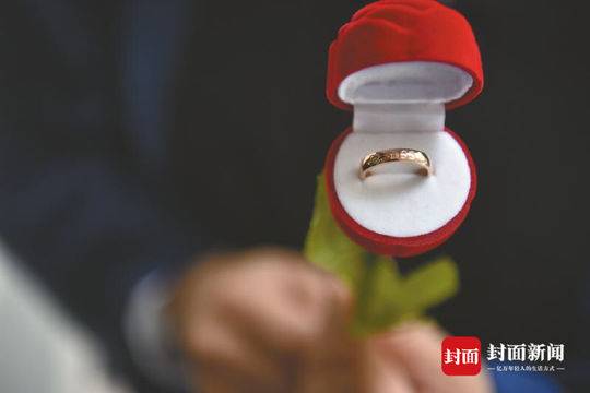 暖心!75岁老人携儿子现身孙女毕业典礼:想给