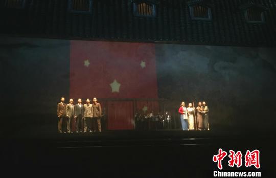 话剧《红岩魂》重庆首演 艺术展现狱中八条