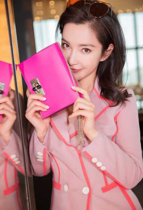 李冰冰晒美照化身玫瑰色女神 笑容超甜