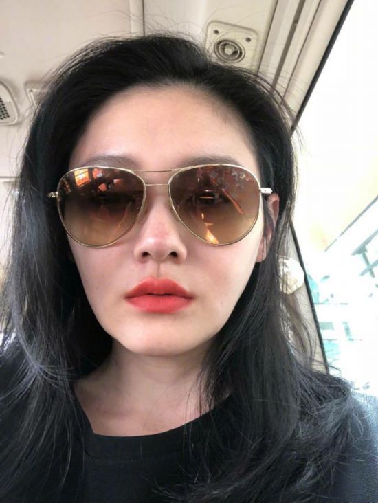 大s晒素颜照吐槽美图太假41岁皮肤状态就想20岁少女