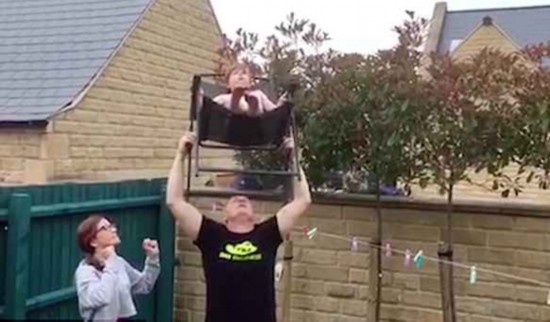 英国老爸花6周练平衡绝技 头顶坐在椅子上的女