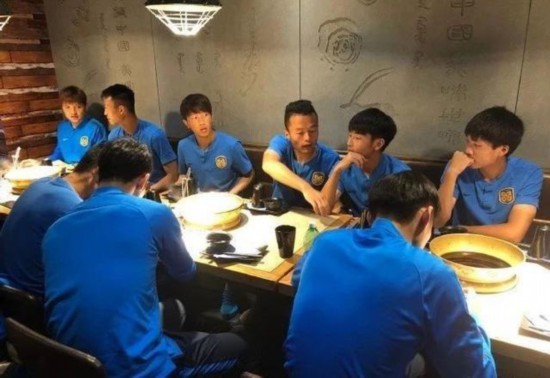 中国男足饮食遭曝光 火锅配可乐红酒!怪不得进
