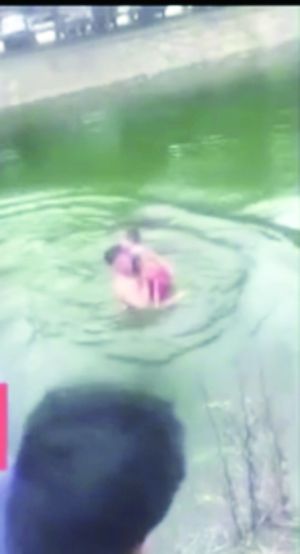 惊魂6秒!泰州靖江小伙跳河救起7岁男童