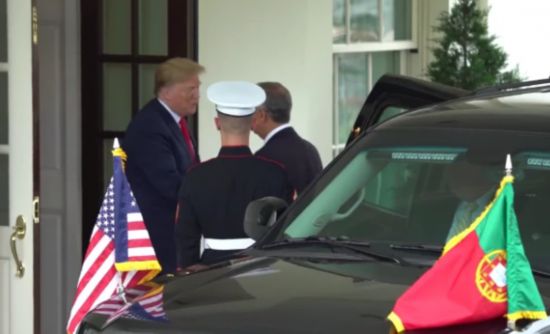 特朗普与葡萄牙总统握手被猛拉失去平衡 网友