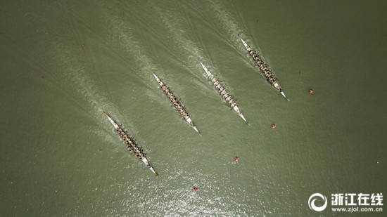 温州:驾舟飞驰 水上健身