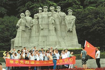 各地各界组织党员雨花台烈士陵园重温入党誓词