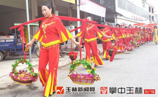 玉林市玉州区八十多位出嫁女回娘家庆七一