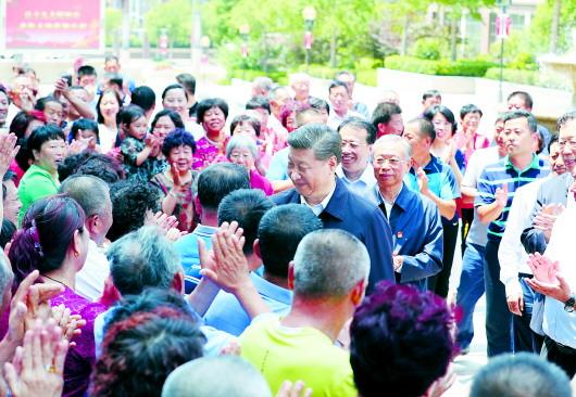 6月12日上午,习近平来到青岛市李沧区世园街道上流佳苑社区,居民们热烈鼓掌欢迎。新华社记者 谢环驰 报道