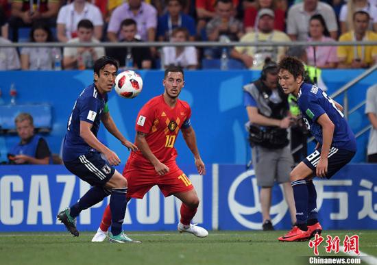 阿扎尔同日本球员拼抢。 <a target='_blank'  data-cke-saved-href='http://www.chinanews.com/' href='http://www.chinanews.com/'><ppictext