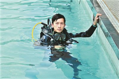 专业潜水师下潜40米完成港珠澳大桥体检工作
