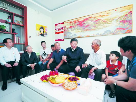 6月14日上午,习近平来到济南市章丘区双山街道三涧溪村,同村民赵顺利一家拉家常。新华社记者 谢环驰 报道