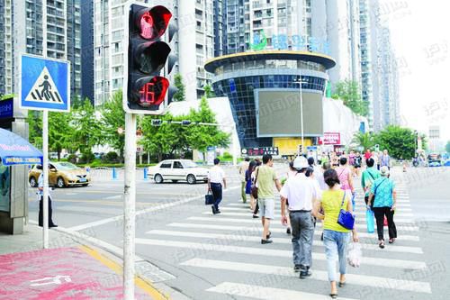 市民严格遵守交通规则文明出行_副本