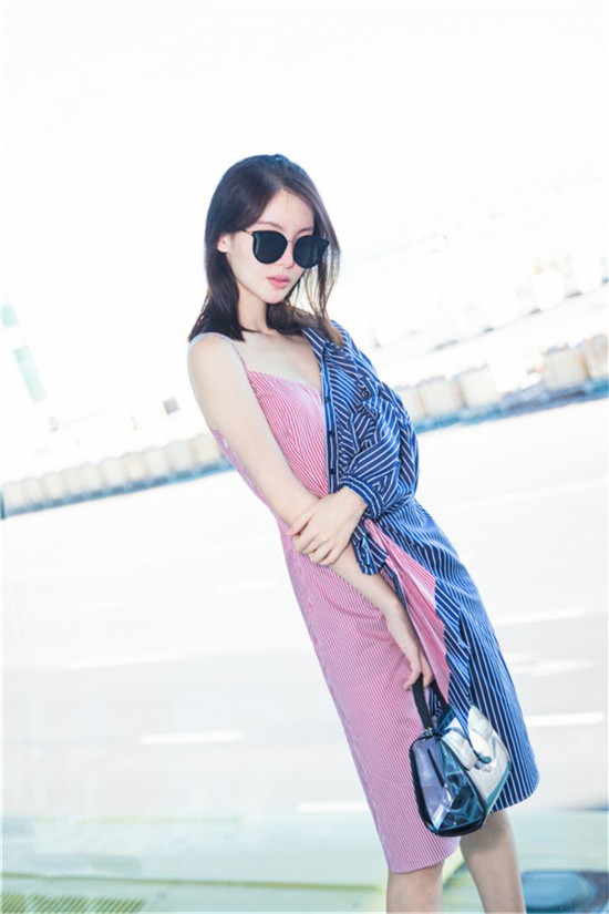 金晨现身机场 红蓝衬衫大胆撞色