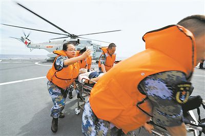 中国海军和平方舟医院船举行海上医疗救护演练