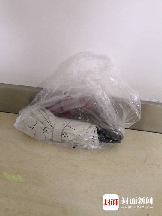 暴雨出入公共场所 你会给雨伞穿衣服吗