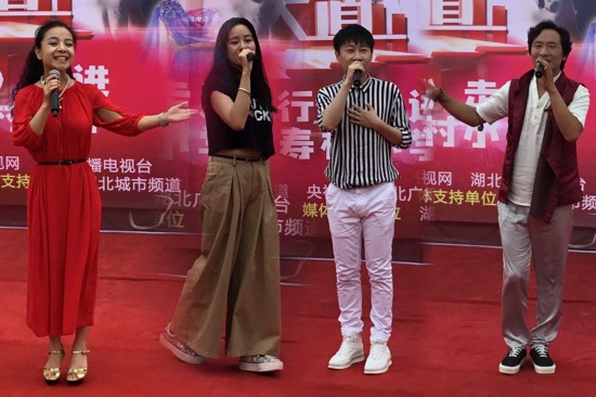 星光公益行走进湖北咸宁 助力山沟里飞出金