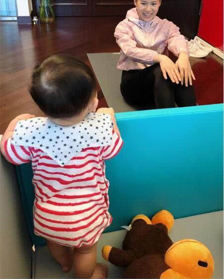 胡杏儿健身近照曝光母子温馨相望笑的合不拢嘴