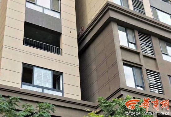 咸阳一老人被困六楼命悬一线 空调安装工高空
