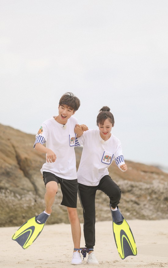 《高能少年团2》上演沙滩世界杯 杨紫踢空球笑