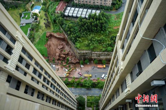 长沙发布暴雨红色预警 一小区山体滑坡小车被