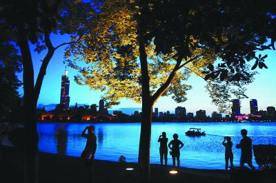 南京玄武湖湖畔灯光璀璨 成市民纳凉好去处