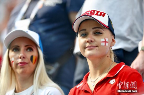 英格兰比利时第二战 赛前球迷抢镜