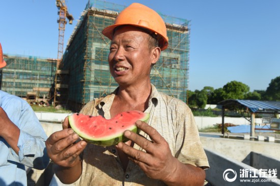 长兴:酷暑慰问到一线