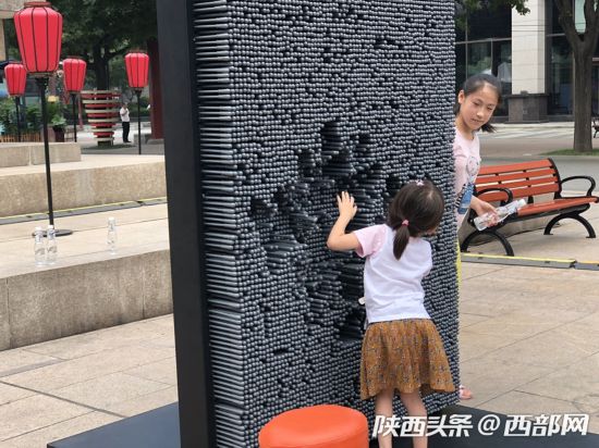 西安街头人体打印机走红网络 游客市民玩嗨了