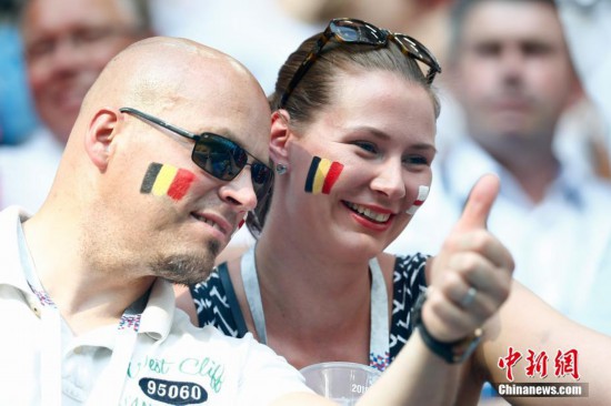 英格兰比利时第二战 赛前球迷抢镜