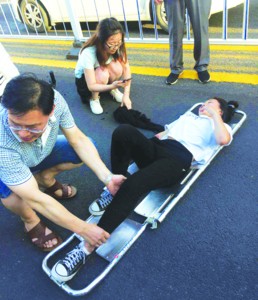 医生路遇车祸女孩,现场施救