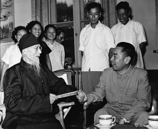 1956年9月1日，周恩来总理出席“授予齐白石世界和平理事会国际和平奖金仪式”并与齐白石亲切交谈