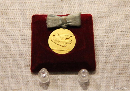 齊白石獲得“國際和平獎”獎章