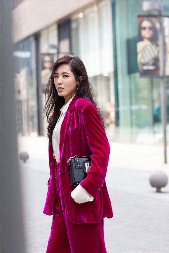 曾黎全新写真 柔美不失帅气