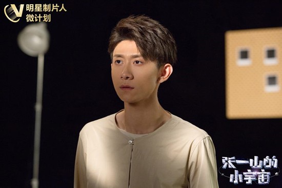张一山于大宝上演足球对垒 传递“出发者”精神