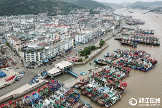台风安比影响 宁波象山石浦港渔船加固靠港