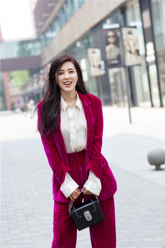 曾黎曝全新写真 柔美不失帅气