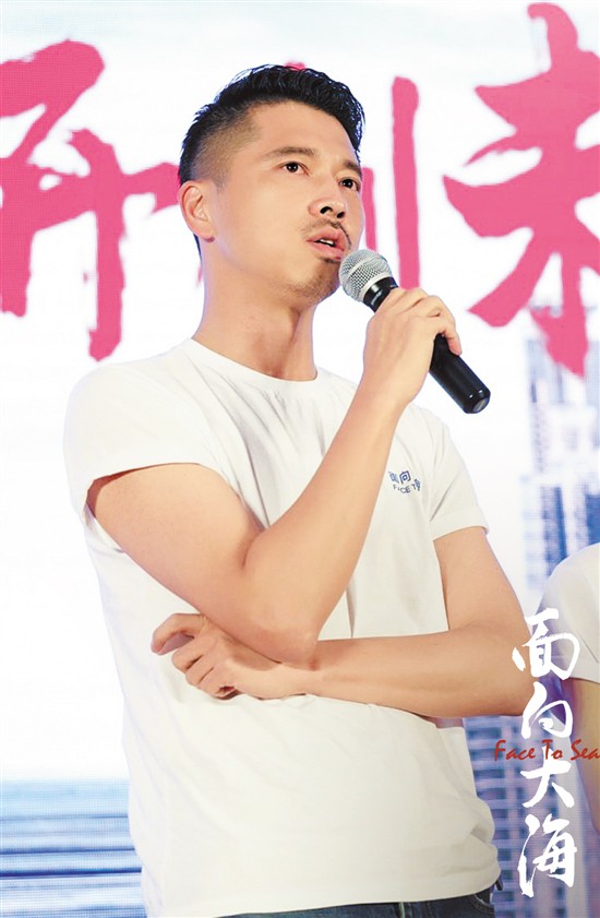 原标题:《面向大海》 讲述深圳故事     王雷分享拍摄故事     文