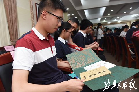 盐城中学学子收到录取通知书 南大录取27人--江