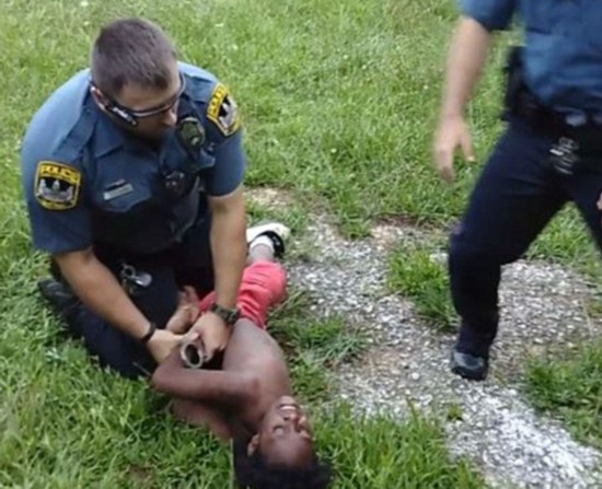 美黑人男孩妨碍执法被白人警察按倒在地引轩然