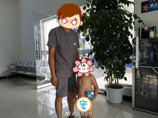 父母留2岁儿子独自在家 男童裸奔出门玩玩具