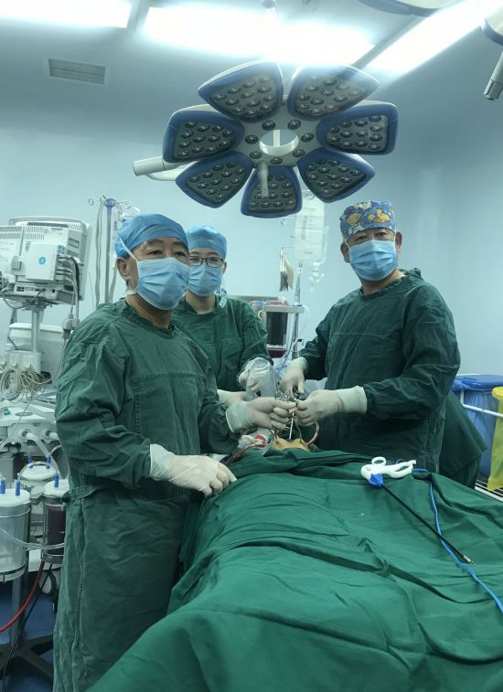 民医院成功完成首例经脐无气腹单孔腹腔镜手术